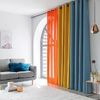 Salón con cortinas de colores