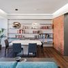 Salón con estanterías abiertas a medida