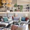Salón con librería y gran sofá