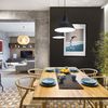 Salón de estilo industrial con mezcla de pavimentos