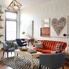 Salón estilo vintage con sofá en naranja