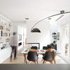 Salón moderno con librería de pladur y chimenea a dos caras