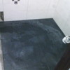 Suelo de  baño negro