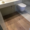 TARIMA DE MADERA NATURAL EN BAÑO