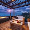 Terraza con chimenea exterior y pérgola