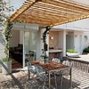 terraza con pérgola de bambú