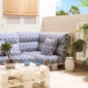 Terraza decorada con muebles de palets y cojines