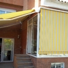 Toldo brazo invisible motorizado con tejadillo