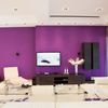 un salón con color morado intenso