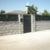 Valla de bloques de granito + puerta de entrada + placas de chapa
