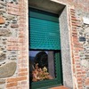 Ventana de PVC con persiana de aluminio verde