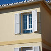 Ventanas abatibles con mallorquina en PVC