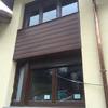 Ventanas de pvc, con chapeado de fachada.