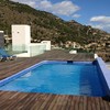 Vista de la cubierta de la casa con la piscina