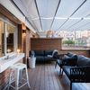Vivienda con terraza y toldo pérgola