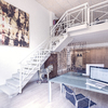 Zona de oficinas y acceso a la planta superior del loft