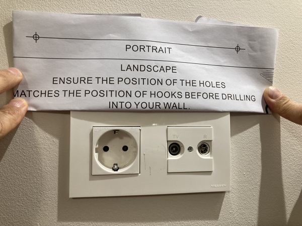 ¿Podré colgar un espejo de 10 kilos en pladur junto a enchufe?