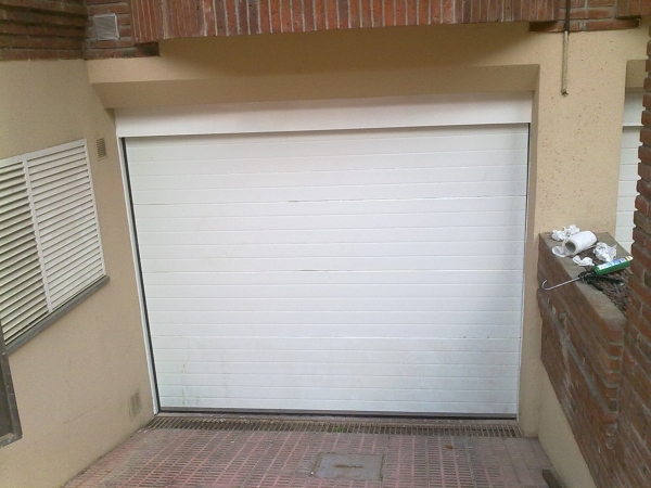 Puerta seccional de uso residencial automática_603574