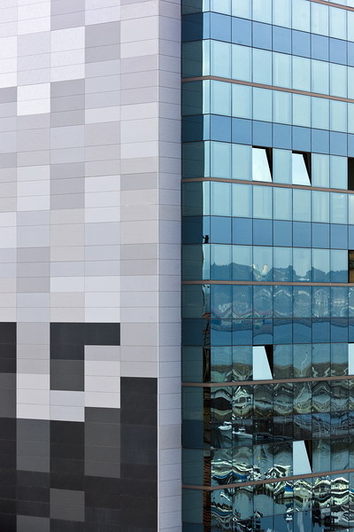 Rehabilitación de fachadas mediante sistema Fachada Ventilada y Muro Cortina. Edificio 