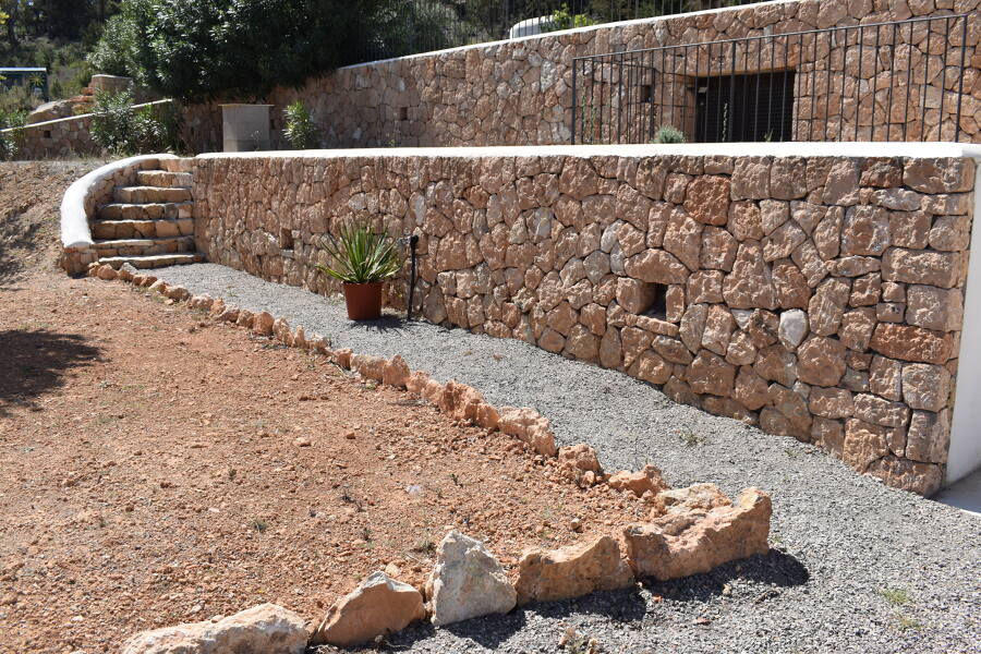 Muro y escalera de piedra natural