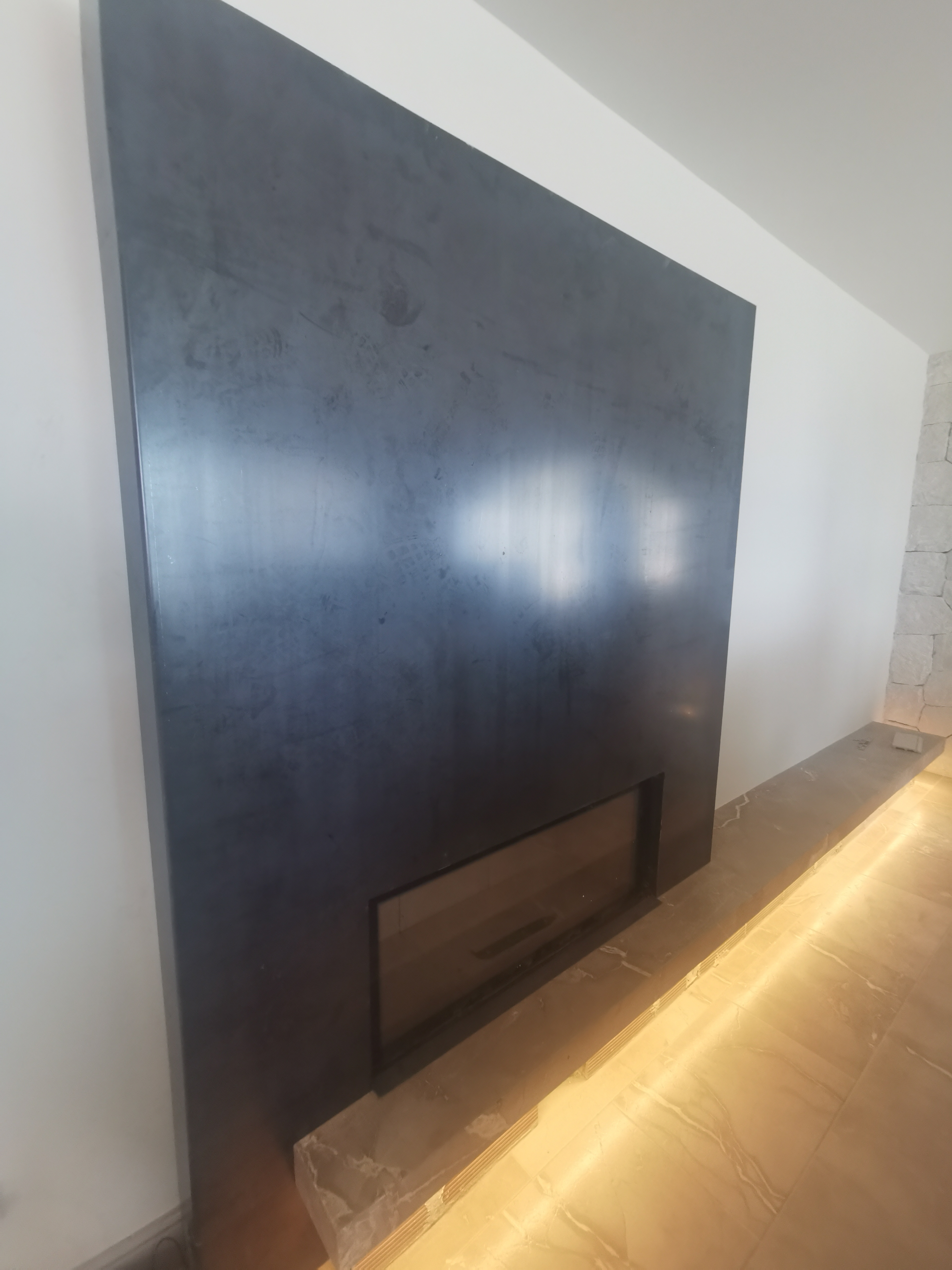 protección de estructura metálica con material liquido incoloro satinado, realzando ese característico brillo natural del metal y protegiéndolo frente a corrosiones.