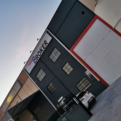 pintura de fachada , ventanas, porton principal y secundario.