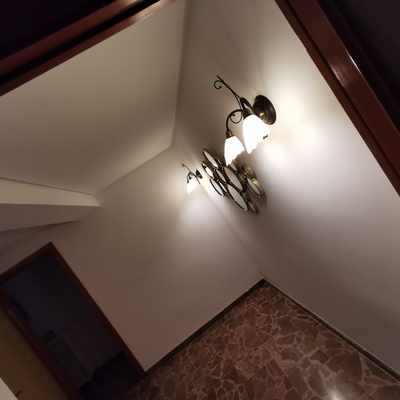 Revitalización del Recibidor: Alisado y Pintura Blanca para un Estilo Moderno